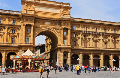 Musei di Firenze, Piazza della Repubblica è una piazza del centro storico di Firenze di forma rettangolare grande circa 75 m per 100 m